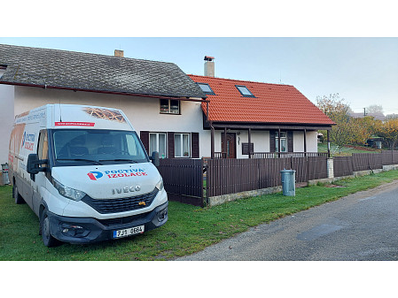 Zateplení rodinného domu se sedlovou střechou v Čejticích